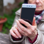 mitteleuropäische Frau schreibt Textnachricht auf ihrem smartphone