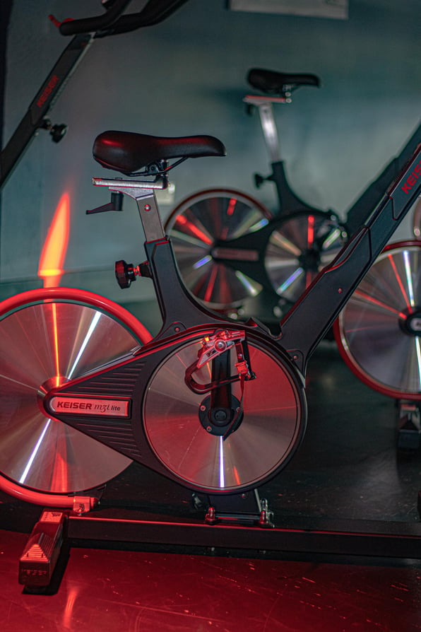 Unsere Chefin spinnt, als Indoor-Cycling-Trainer