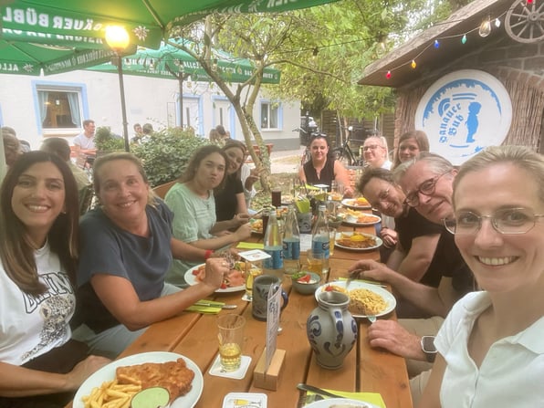 Praxisteam im Biergarten des Hanauer Bub