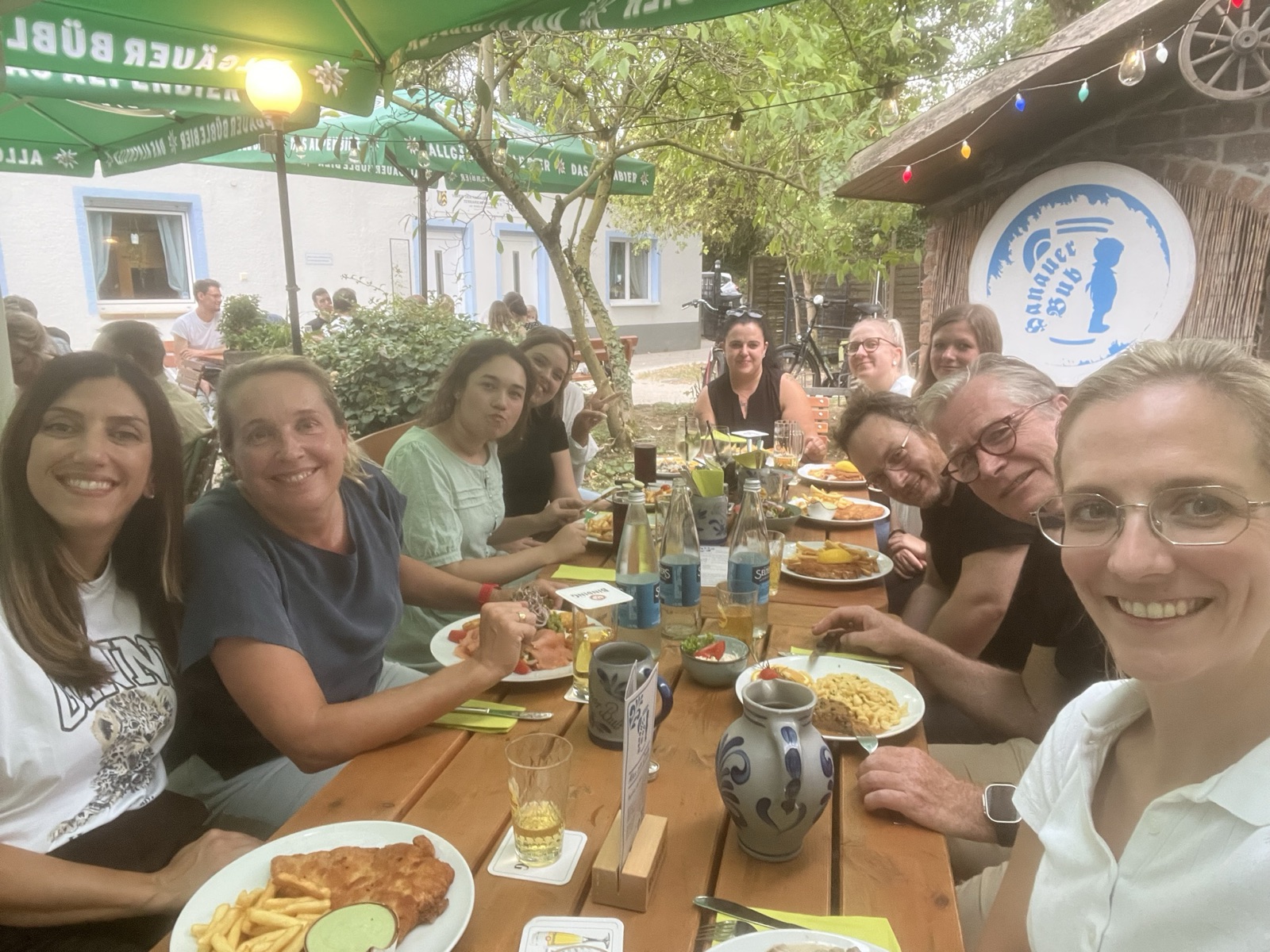Das Praxisteam des Zentrums für Frauengesundheit im Biergarten des Hanauer Bub