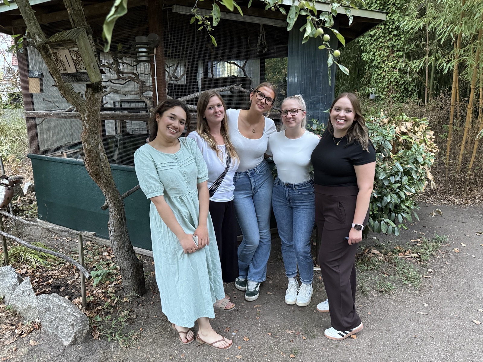 Teamfoto vor dem Vogelhaus im Biergarten